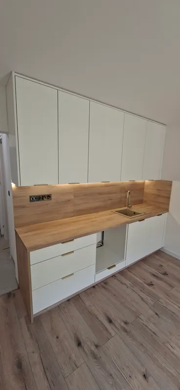 Kuchnia biała z dębowym blatem, mebel na wymiar wykonany przez DOMA