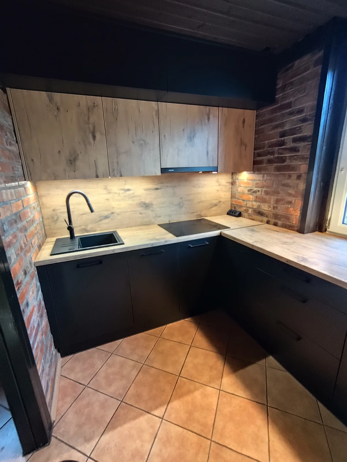 Kuchnia czarna z dębem, loft, mebel na wymiar wykonany przez DOMA