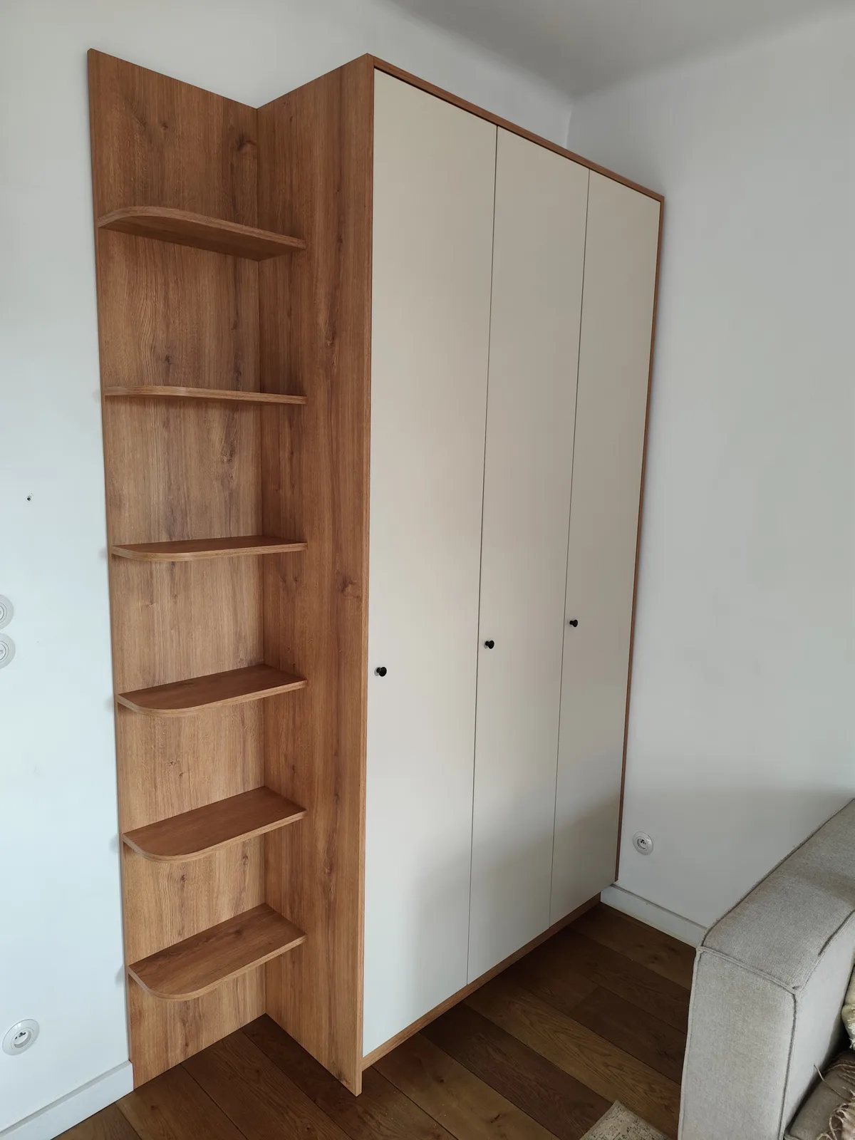 Szafa z regałem i komodą, dąb z bielą, mebel na wymiar wykonany przez DOMA